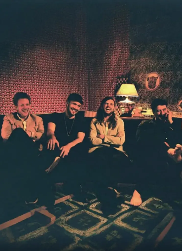 《Mumford &amp; Sons：我们昨天写了这篇文章》：音乐与情感的交织，一次关于成长与告别的真挚记录